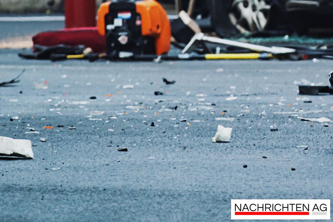Rettungswagen kollidiert am 16.06.2025 in Salzgitter-Lebenstedt mit Auto an Kreuzung. Hoher Sachschaden und Polizei ermittelt.