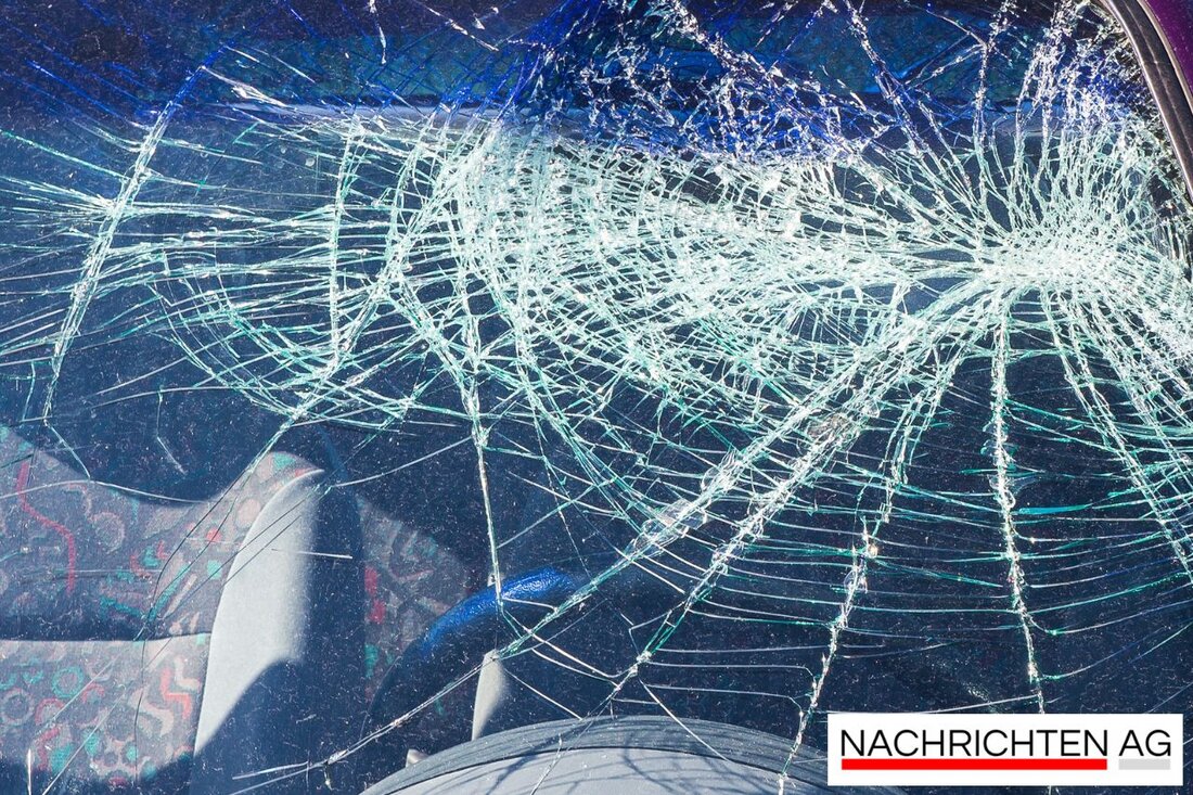 Bei einem Frontalzusammenstoß zwischen Blumenhagen und Groß Luckow am 15.06.2025 wurden eine Frau, ihr Sohn und ein Mann verletzt. Ursachen unklar.
