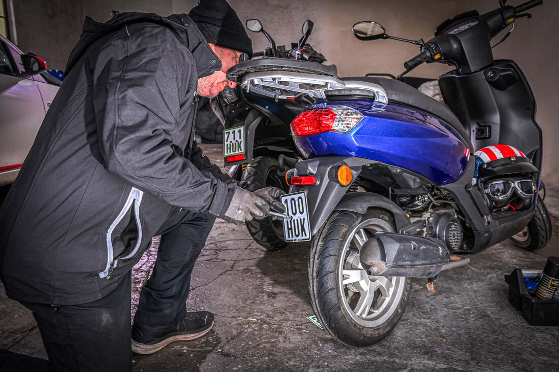 Versicherungsschutz nur mit gültigem schwarzem Kennzeichen Ab 1. März müssen alle Kleinkrafträder statt einem grünen ein schwarzes Versicherungskennzeichen tragen. Zu den Fahrzeugen, die ein Versicherungskennzeichen benötigen, gehören zum Beispiel Mofas, Mopeds oder Roller, Leichtmofas, Segways oder leichte Quads. Letztgenannte dürfen nicht mehr als 50 Kubikzentimeter Hubraum haben und nicht schneller als 45 Kilometer pro Stunde &hellip;