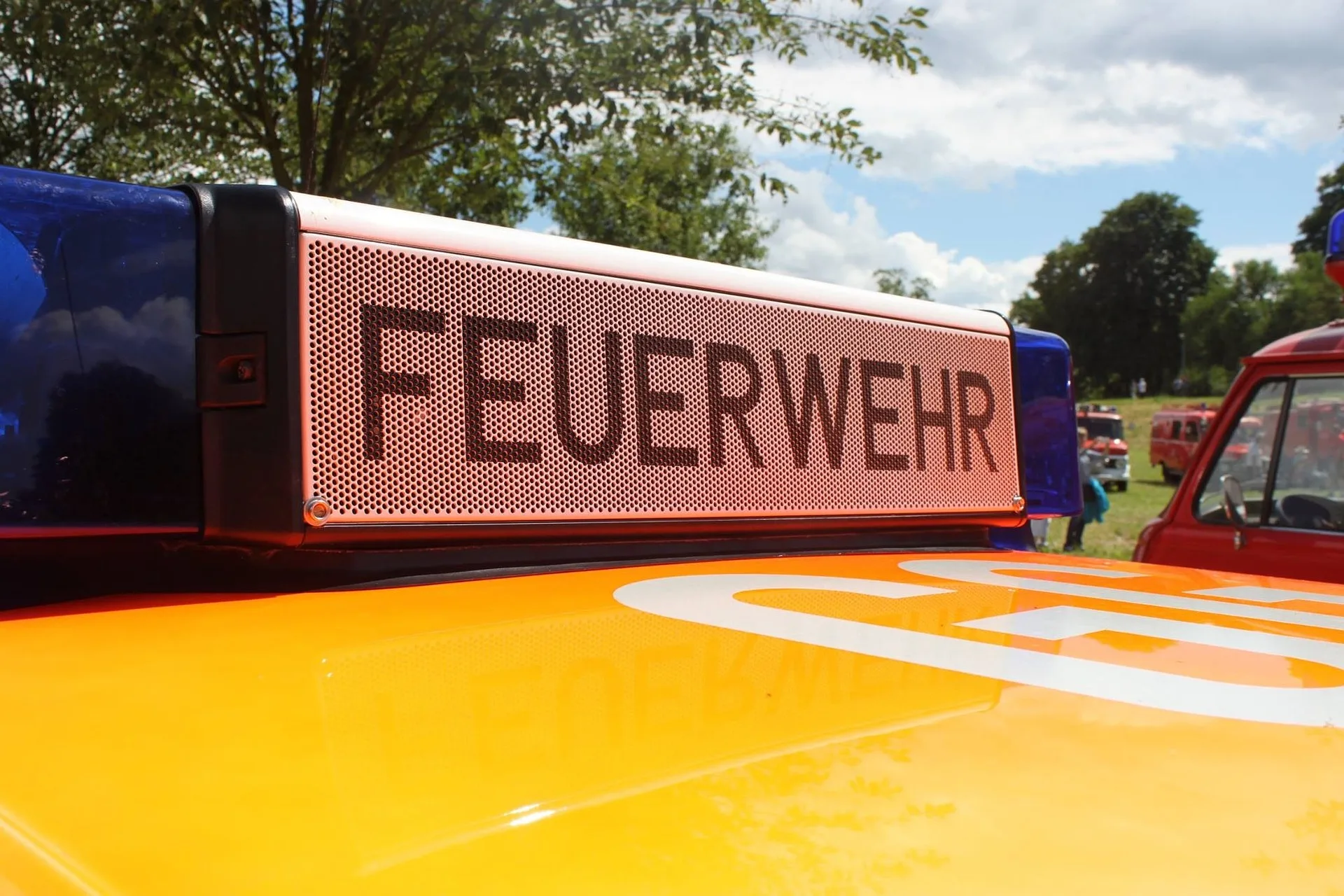 Grossbrand In Bochum Feuerwehr Kaempft Gegen Flammeninferno Im Kfz Betrieb.webp.webp